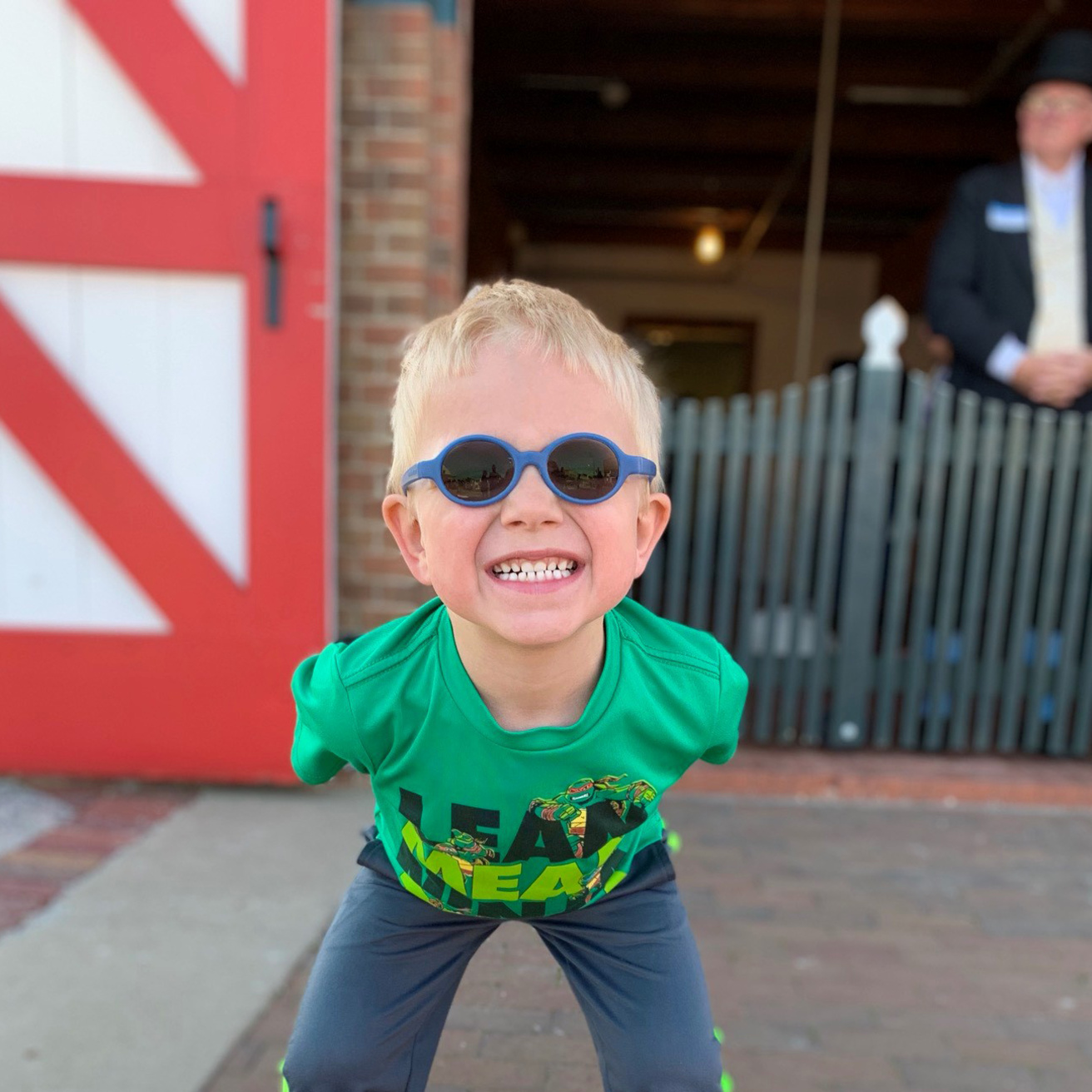 boywithblueglasses